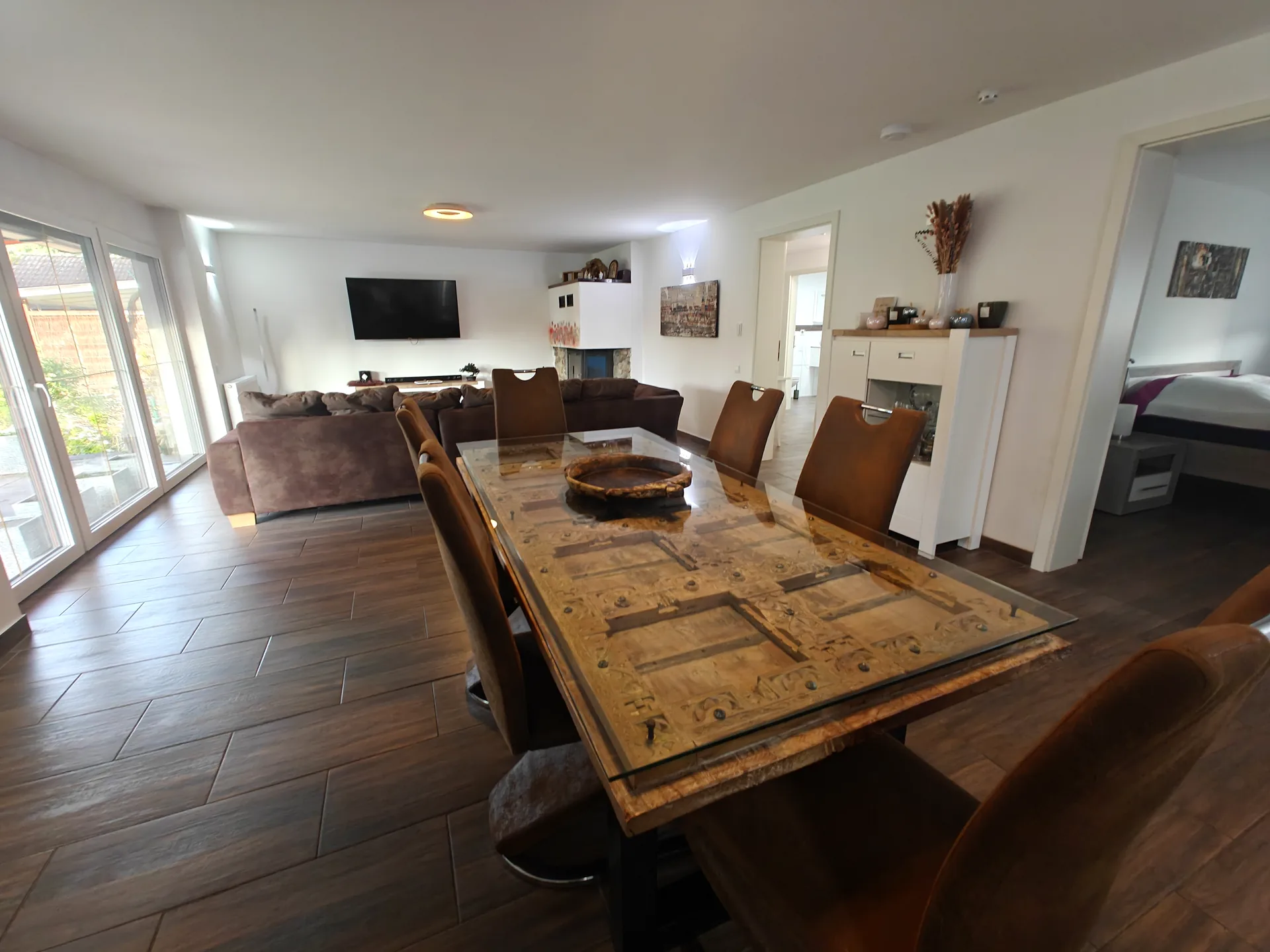 Dining table for six with a view into the living room